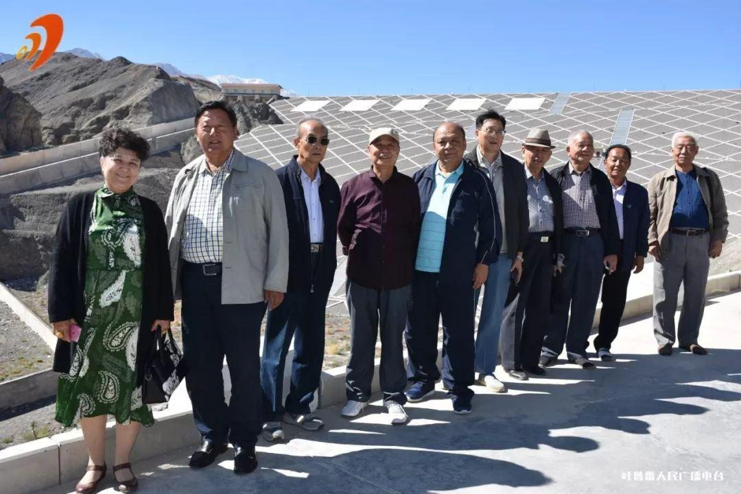 网友拍日照金山录下温暖一幕：男子不慎落水，岸边游客手拉手援救