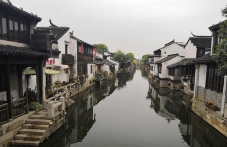 “三江源·沁源行动”公益广告亮相城市商圈