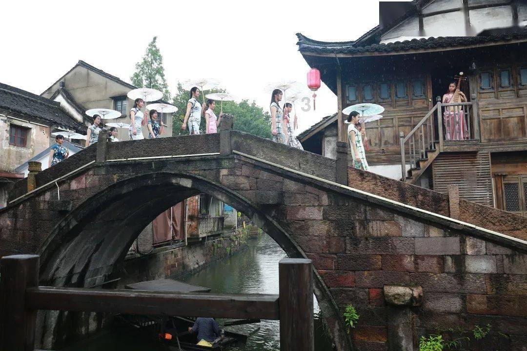 关羽受毒箭的那一章叫什么名字？游戏画面